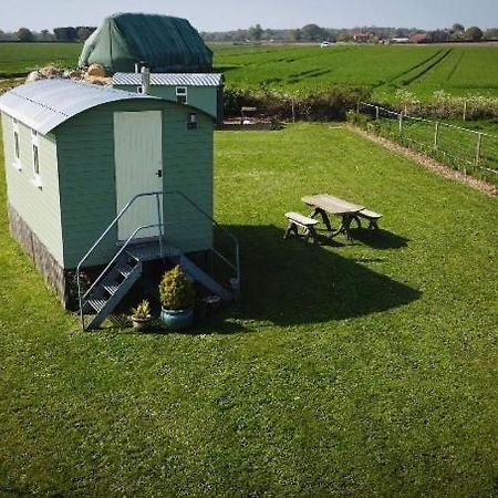 Maple Hut Four Acre Farm Hotel Aylsham Bagian luar foto