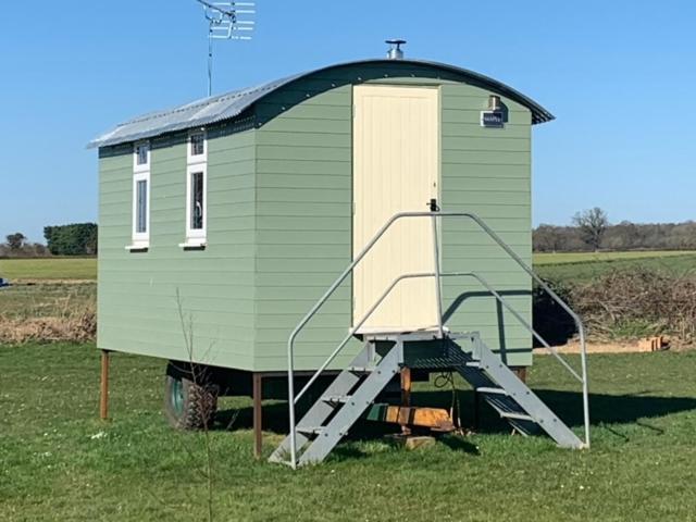 Maple Hut Four Acre Farm Hotel Aylsham Bagian luar foto