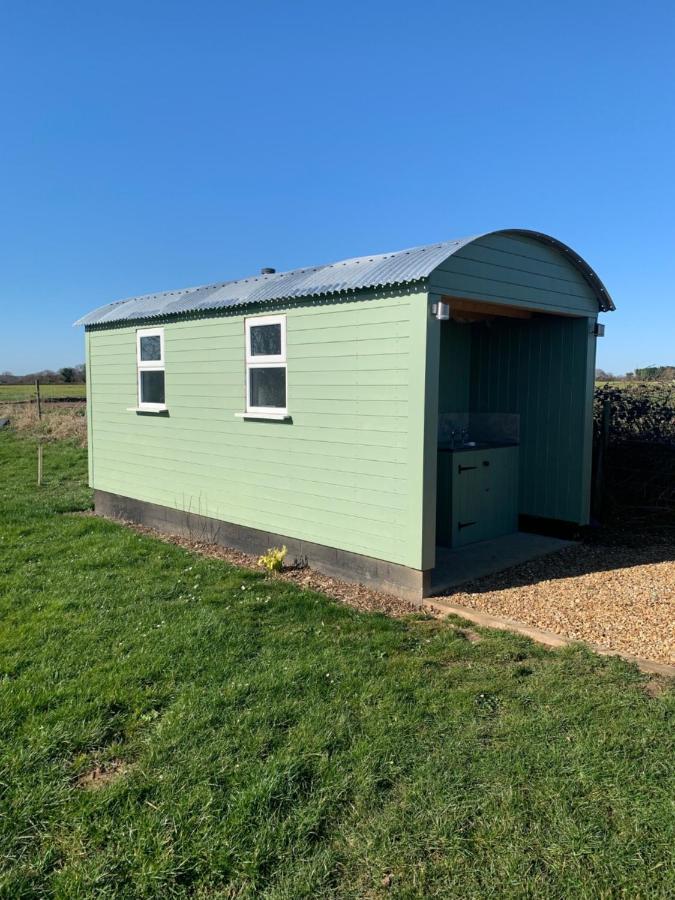 Maple Hut Four Acre Farm Hotel Aylsham Bagian luar foto