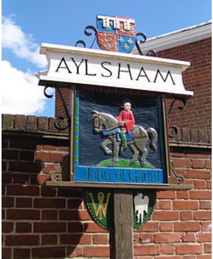 Maple Hut Four Acre Farm Hotel Aylsham Bagian luar foto