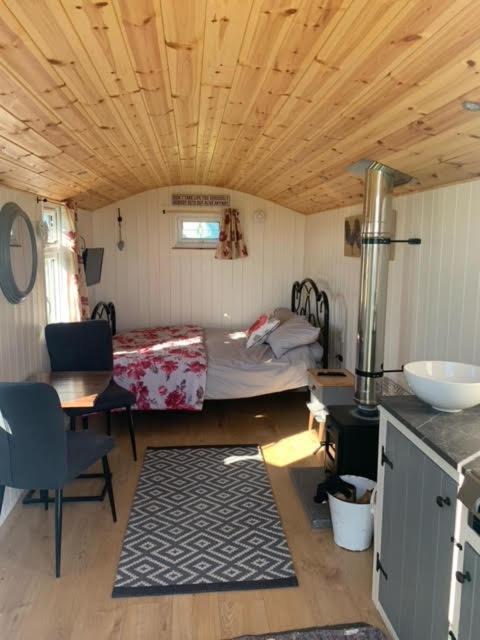 Maple Hut Four Acre Farm Hotel Aylsham Bagian luar foto