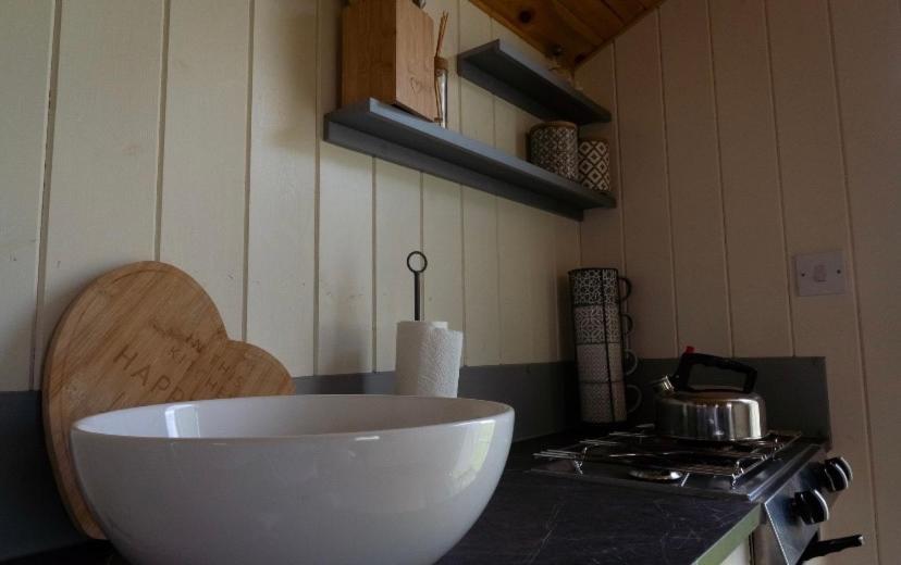 Maple Hut Four Acre Farm Hotel Aylsham Bagian luar foto