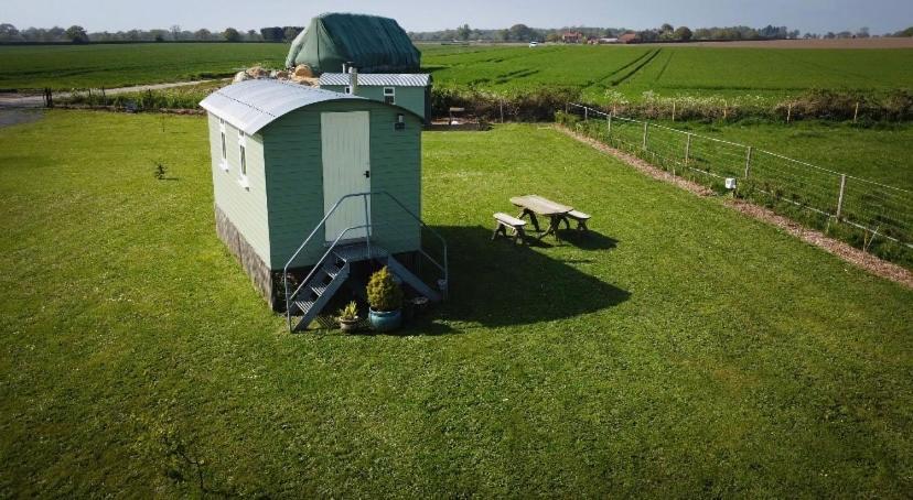 Maple Hut Four Acre Farm Hotel Aylsham Bagian luar foto